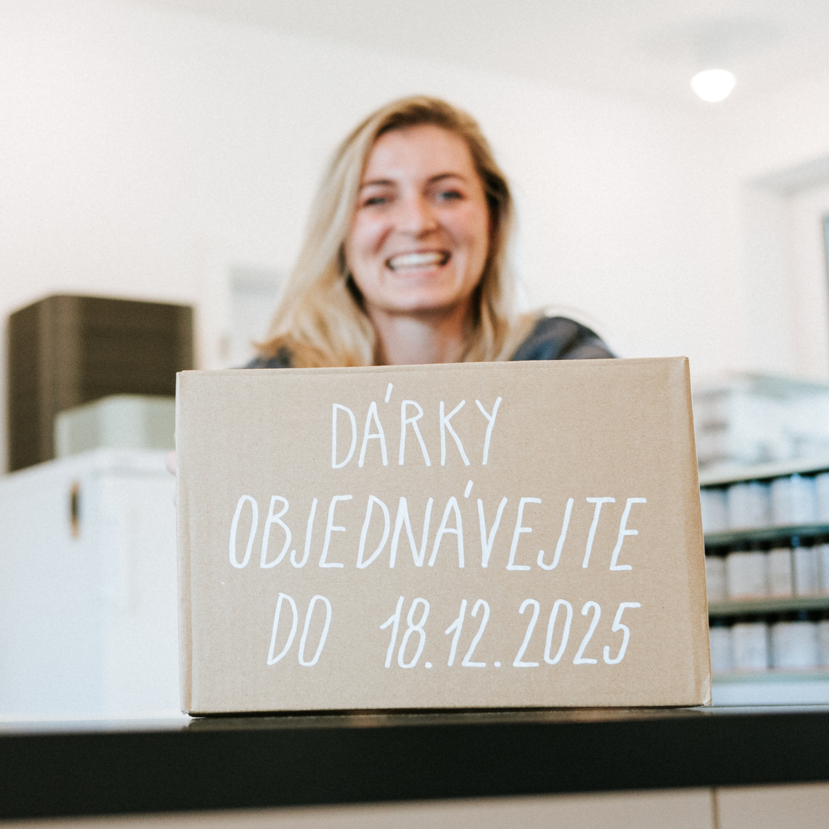 chladítka a prázdné sklenice na dřevěném stole