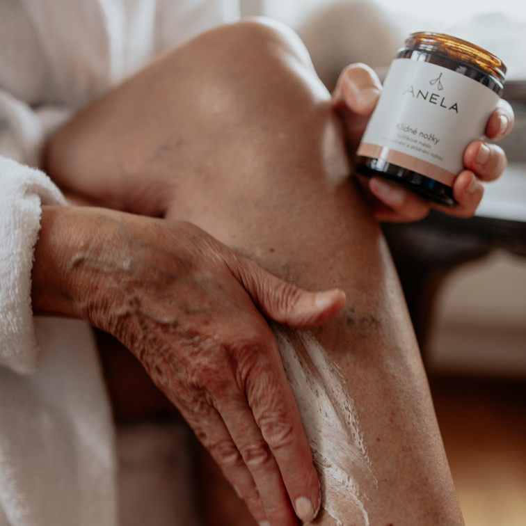 žena starající se o své neklidné nohy