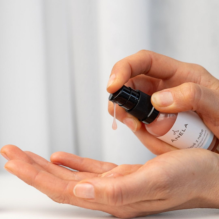 ruka aplikující Růžové z nebe do dlaně