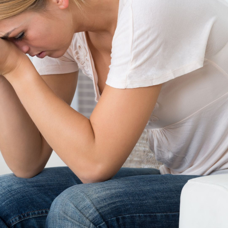 Žena trpící stresem, hormonální nerovnováhou a psychickou nepohodou, které mohou negativně ovlivňovat zdraví pleti