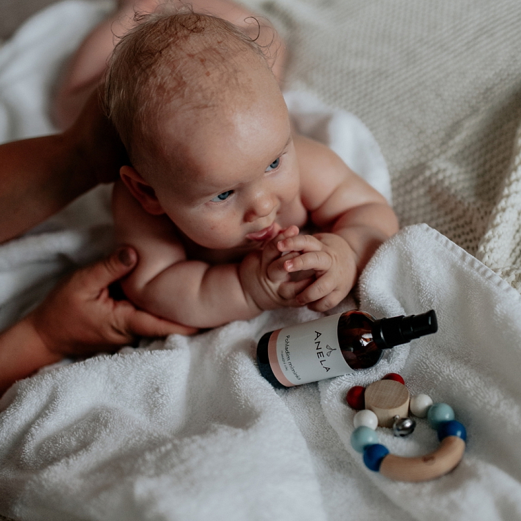 miminko ležící na břiše