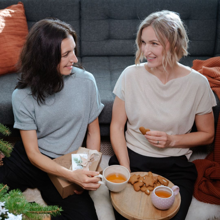 dvě ženy, s dárky, čaji a cukrovím
