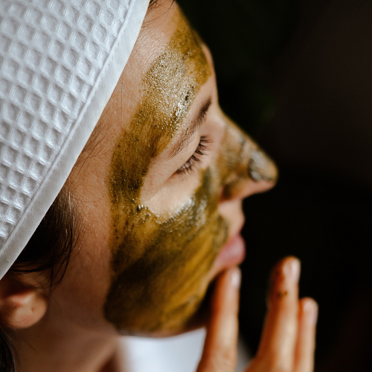 žena aplikující se na obličej pleťovou masku na akné a mastnou pleť Moje moringová