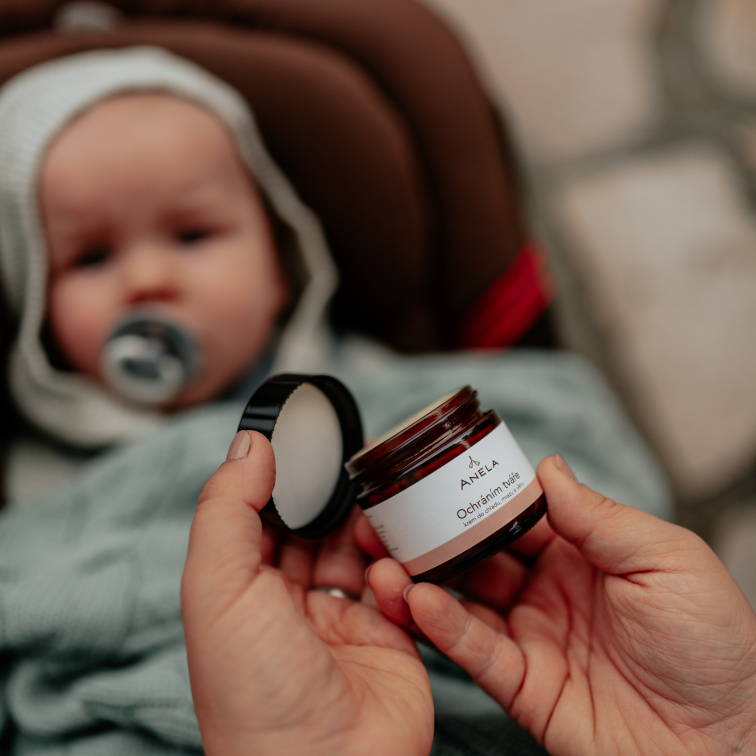 maminka chystá miminko na zimní procházku, vybírá vhodnou kosmetiku