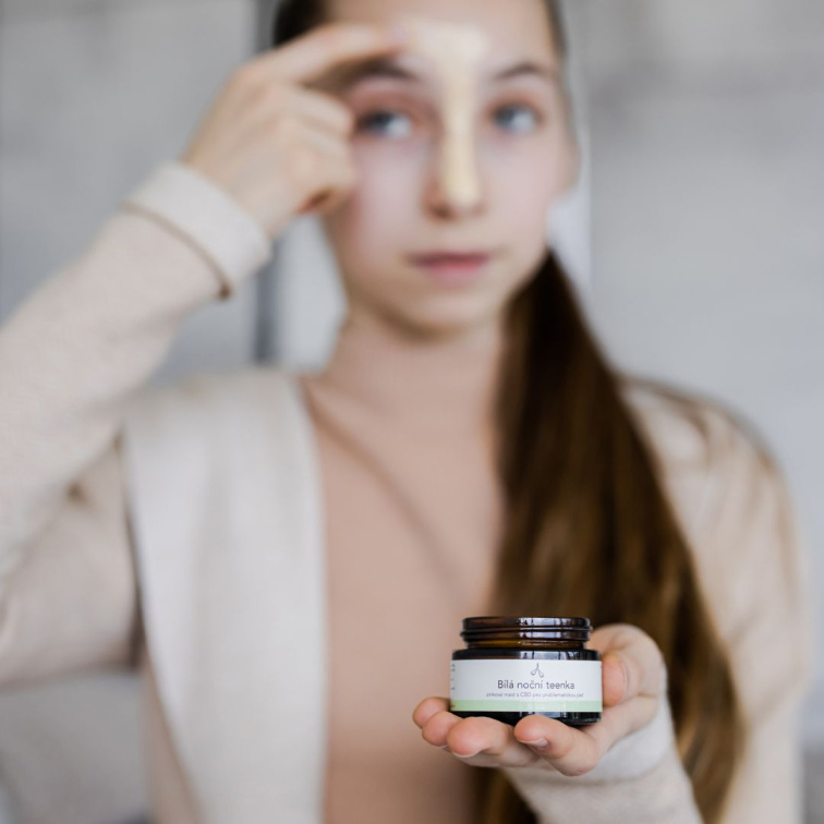 mladá žena s akné, používající protizánětlivý produkt Bílá noční teenka