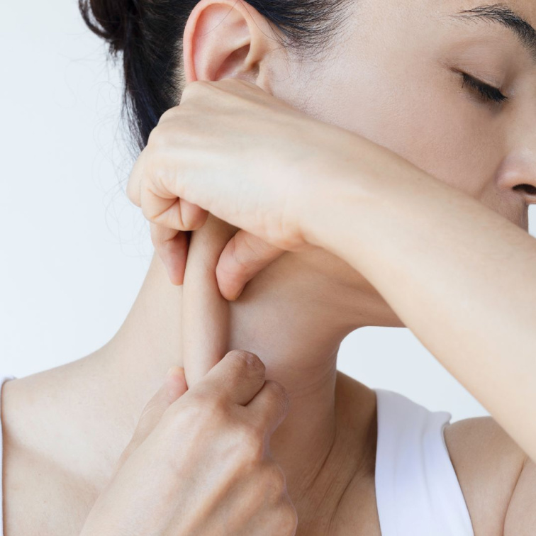 žena provádějící si facejogu