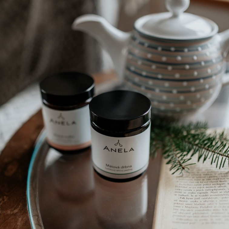 kosmetika s hořčíkem pro uvolnění a klid nohou, v pozadí keramická konvice