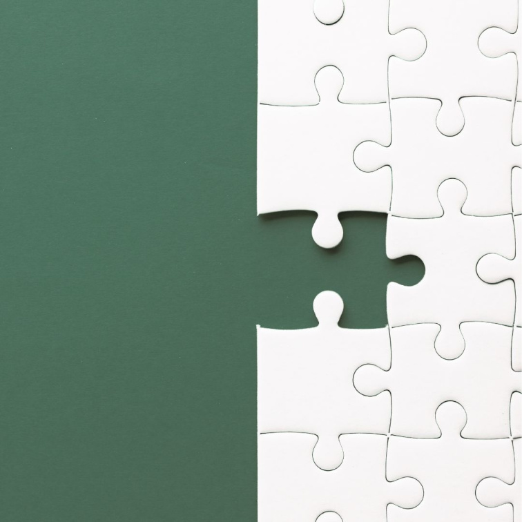 Zelená a bílá skládačka puzzle znázorňující skvalan jako chybějící dílek v péči o každý typ pleti.