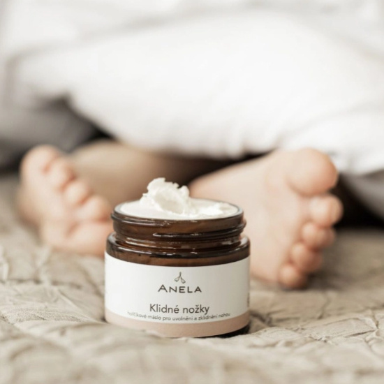 dětské nožky v pozadí, v popředí šlehané máslo Klidné nožky