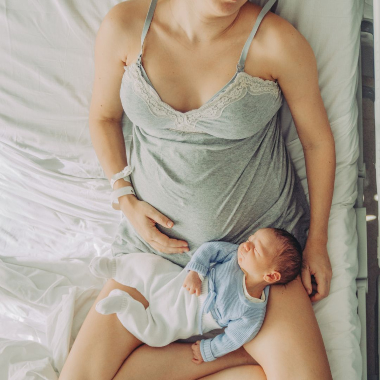 odpočinek s miminkem po porodu