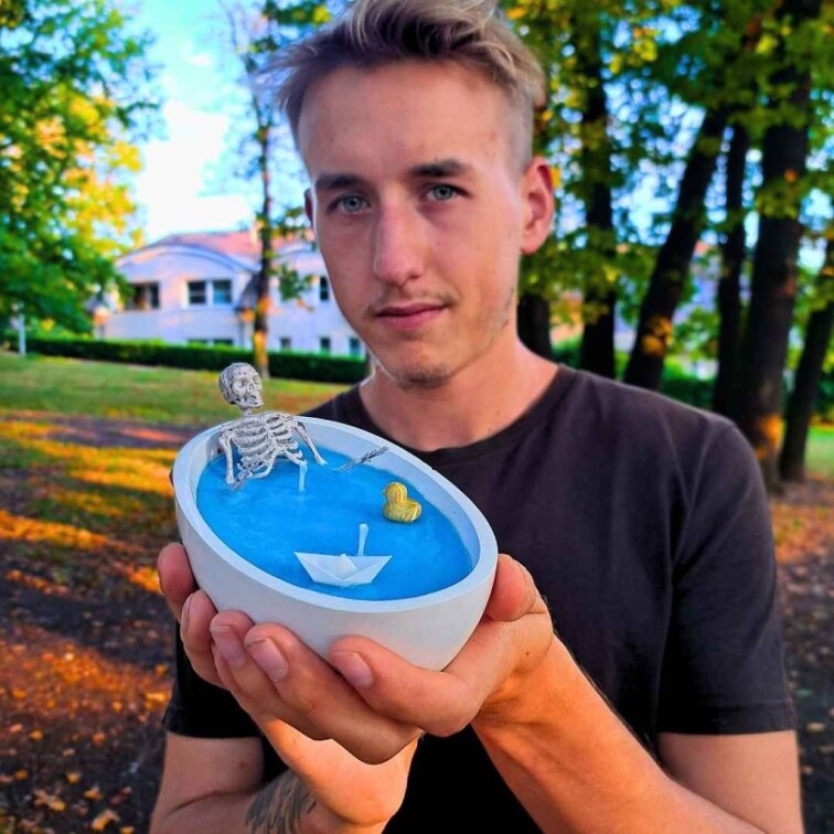 Kostlivec ve vaně svíčka