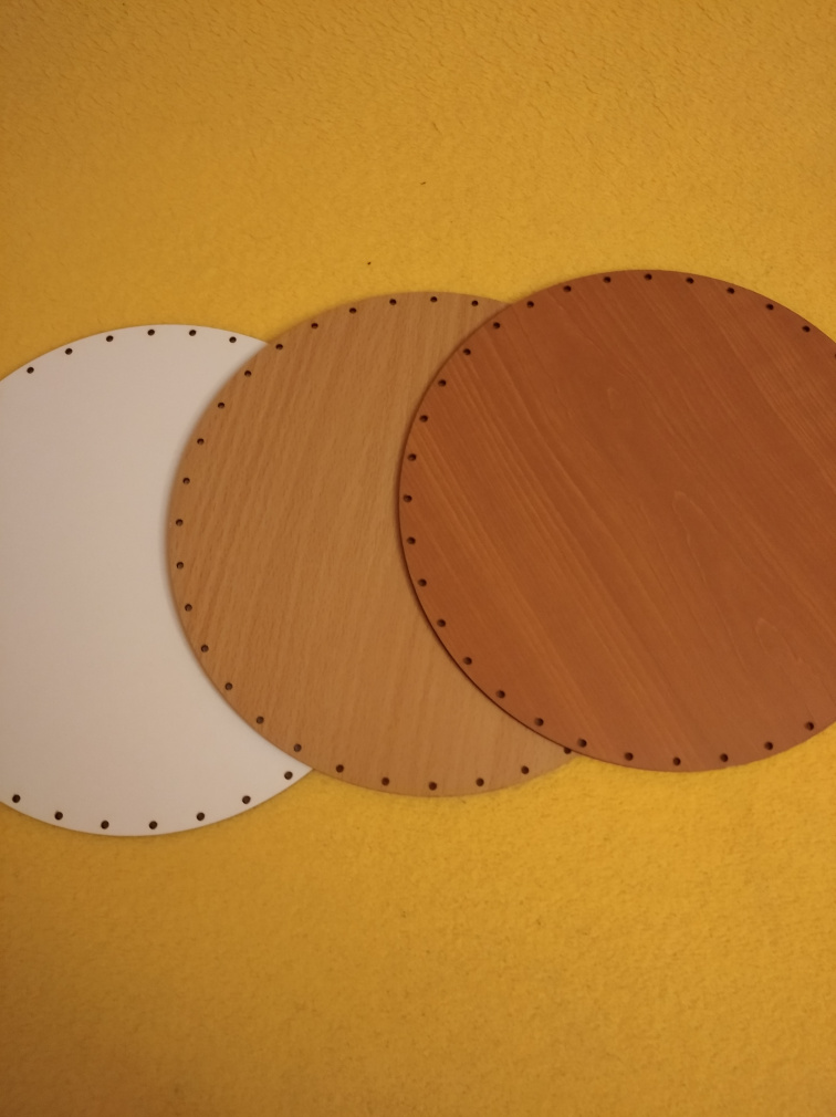 Dárkový košík s barevným provázkem