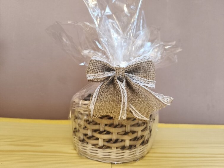 Dárkový košík s barevným provázkem