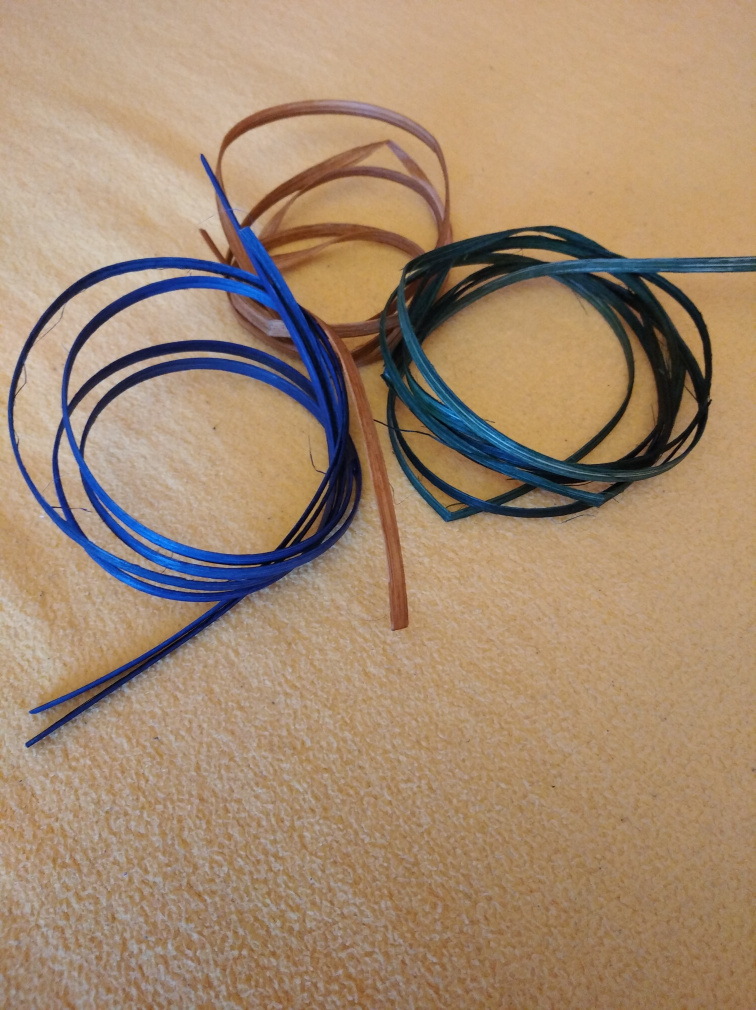 Dárkový košík s barevným provázkem