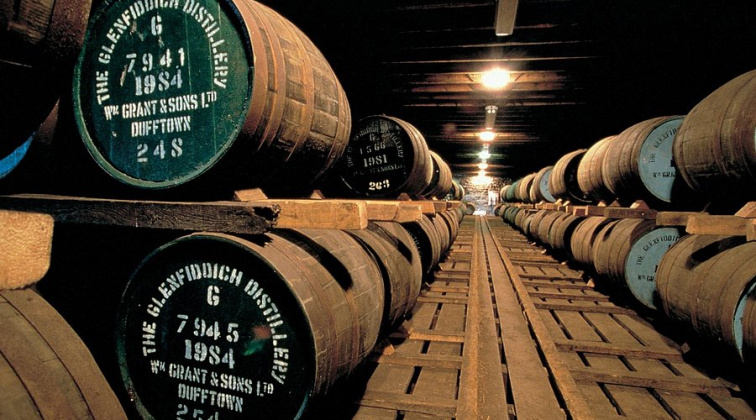 Dubové sudy s whisky
