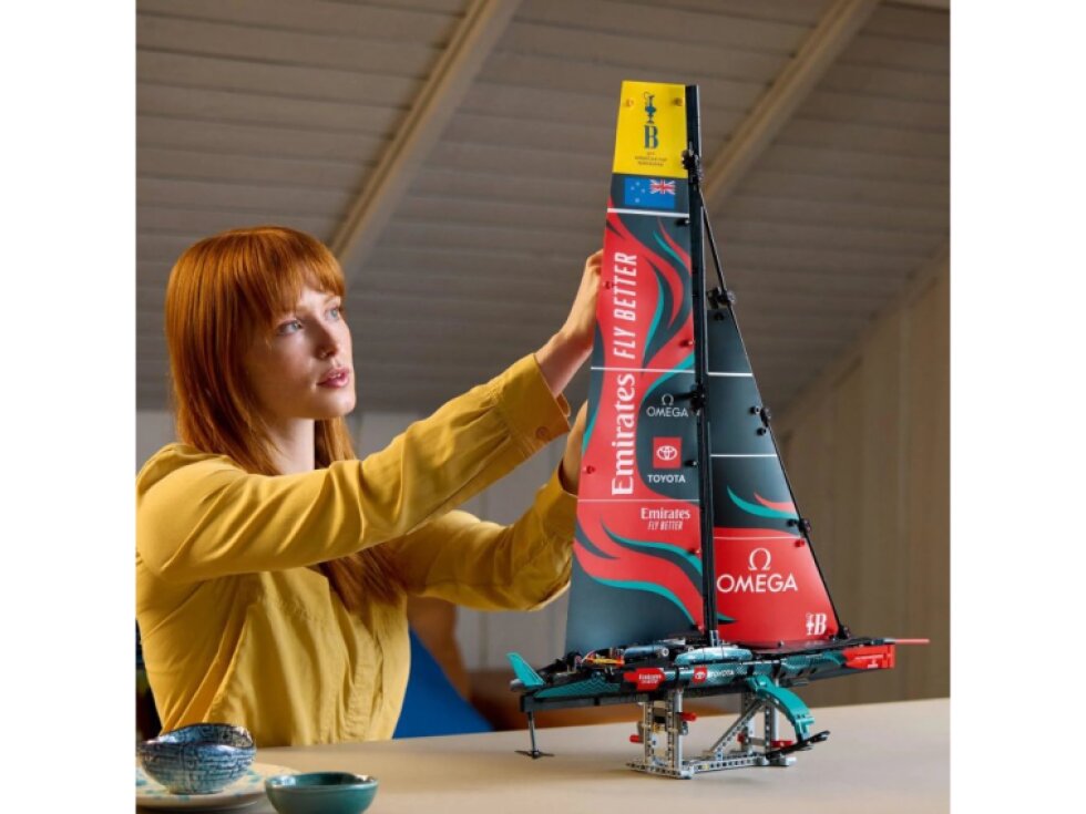 LEGO® Technic Jachta Emirates Team New Zealand AC75 42174