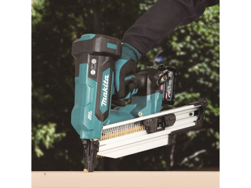 MAKITA XGT 40V Klincovačka 50-90mm, Bez Batérie