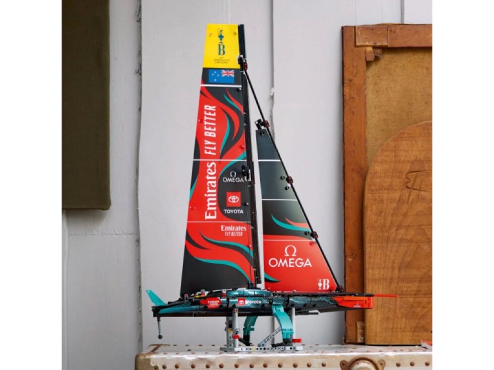 LEGO® Technic Jachta Emirates Team New Zealand AC75 42174