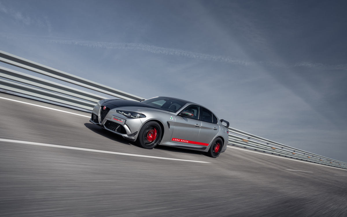 Giulia Quadrifoglio Luna Rossa na trati v Baloccu