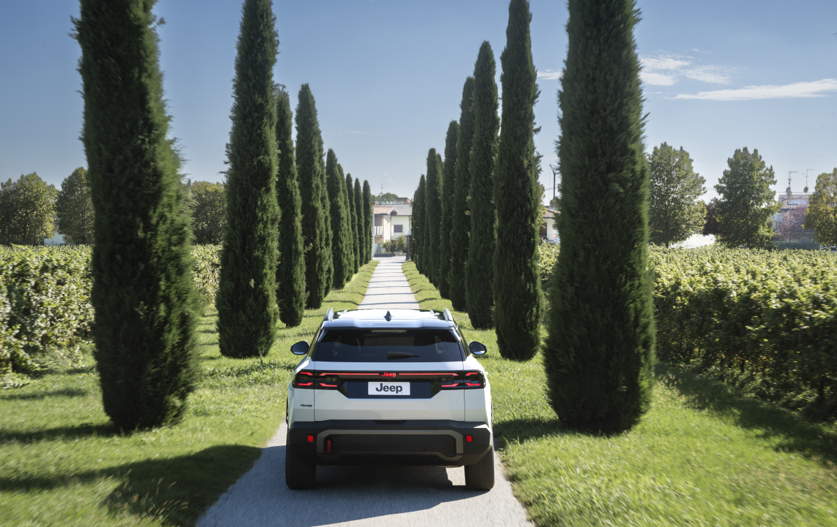 Nový Jeep® Compass zdvojnásobuje svobodu volby: nabídka se rozšiřuje o Jeep Compass 4xe