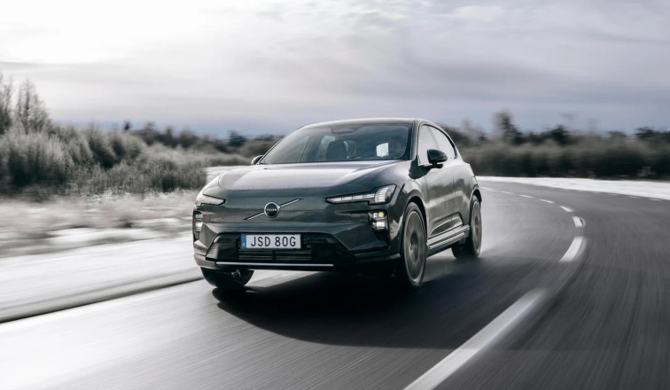 Volvo Cars navyšuje výrobu modelu EX60. V Česku jej představí březnová roadshow.