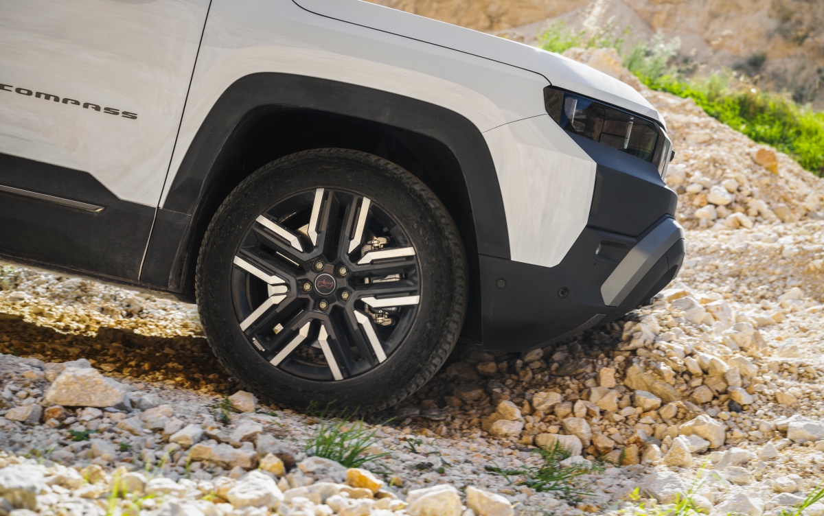 Nový Jeep® Compass zdvojnásobuje svobodu volby: nabídka se rozšiřuje o Jeep Compass 4xe