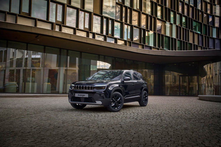 Jeep® září na autosalonu v Bruselu 2026: představuje zde model Avenger Black Edition, zcela nový Compass a vrcholný model Wagoneer S