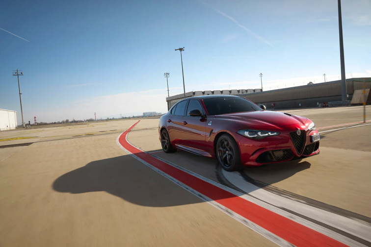 Alfa Romeo v Evropě znovu otevírá možnost objednání modelů Giulia a Stelvio Quadrifoglio