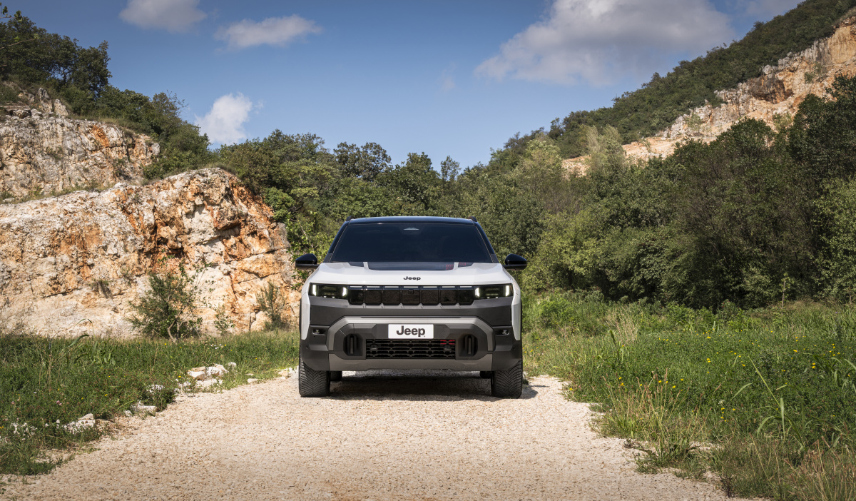 Nový Jeep® Compass zdvojnásobuje svobodu volby: nabídka se rozšiřuje o Jeep Compass 4xe