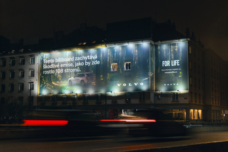 Volvo představuje billboard, který čistí vzduch. Jeho dvouměsíční účinek odpovídá 108 stromům