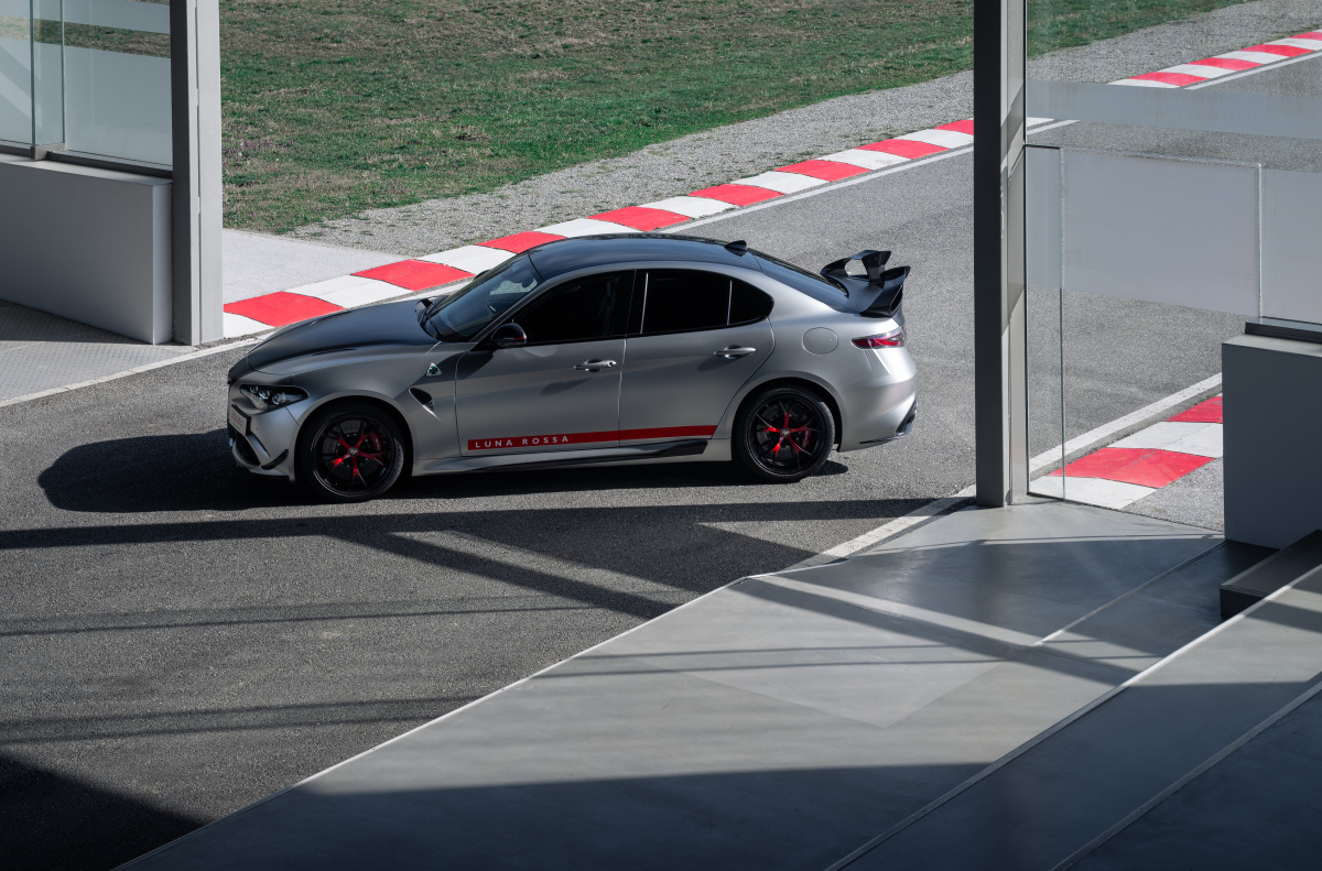 Giulia Quadrifoglio Luna Rossa na trati v Baloccu