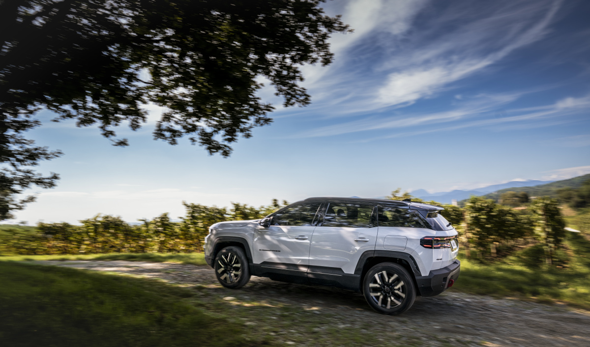 Nový Jeep® Compass zdvojnásobuje svobodu volby: nabídka se rozšiřuje o Jeep Compass 4xe