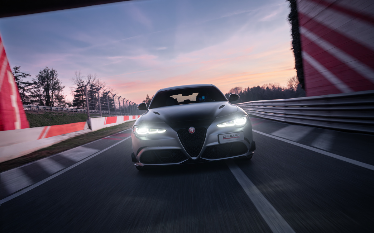 Giulia Quadrifoglio Luna Rossa na trati v Baloccu