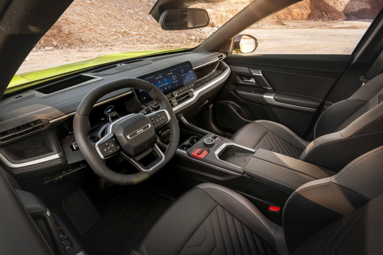 Jeep® září na autosalonu v Bruselu 2026: představuje zde model Avenger Black Edition, zcela nový Compass a vrcholný model Wagoneer S