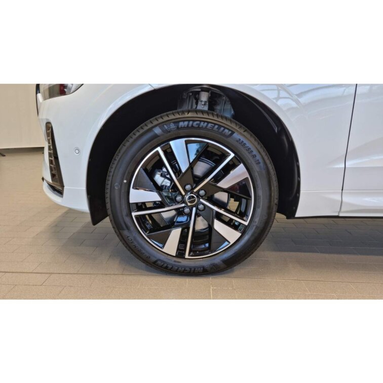 VOLVO XC60 B5 2.0L 250+14 HP AT8 AWD PLUS Dark (benzín) s01-55953