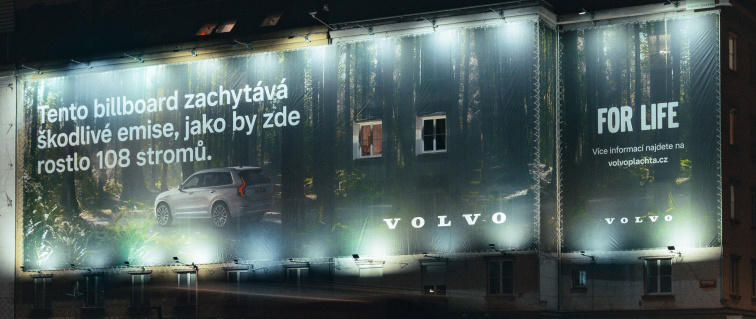 Volvo představuje billboard, který čistí vzduch. Jeho dvouměsíční účinek odpovídá 108 stromům