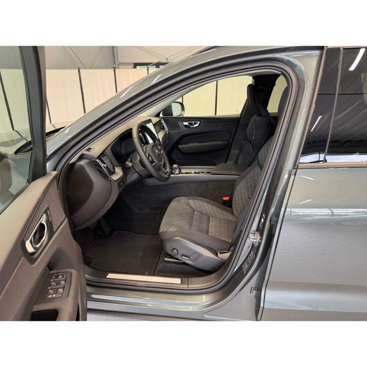 VOLVO XC60 B5 2.0L 250+14 HPAT8 AWD CORE (benzín) s01-55902