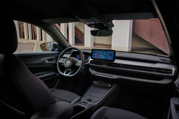 Jeep® září na autosalonu v Bruselu 2026: představuje zde model Avenger Black Edition, zcela nový Compass a vrcholný model Wagoneer S