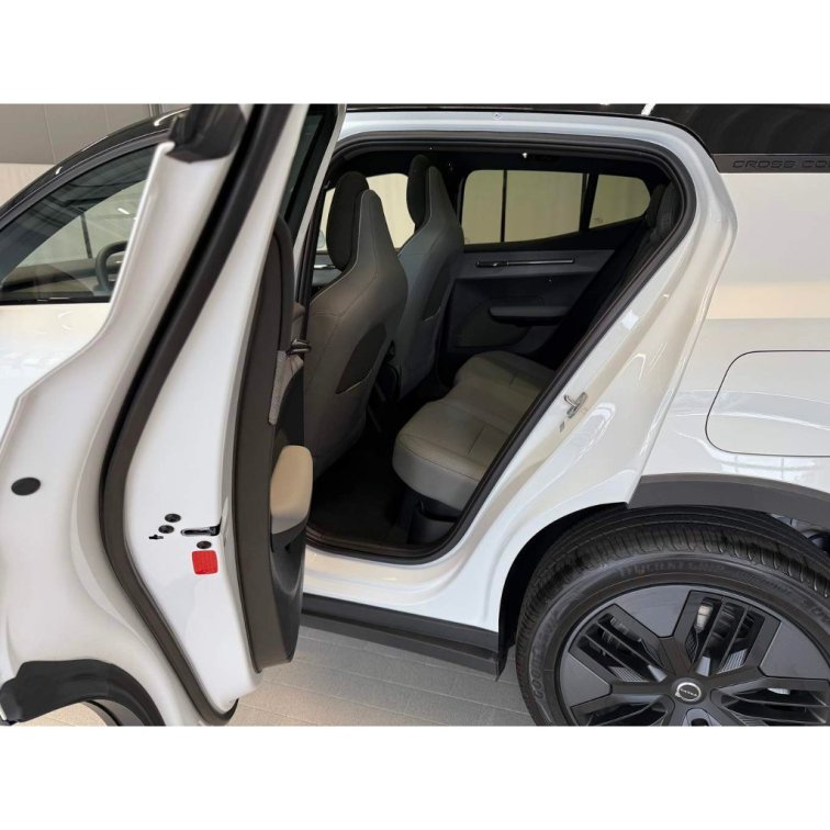 VOLVO EX30 Twin Motor Performance Ultra 428 HP Cross Country s01-55556