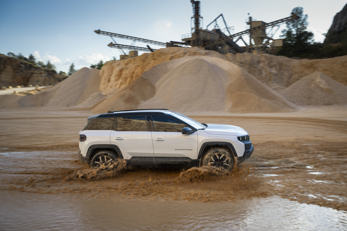 Nový Jeep® Compass zdvojnásobuje svobodu volby: nabídka se rozšiřuje o Jeep Compass 4xe