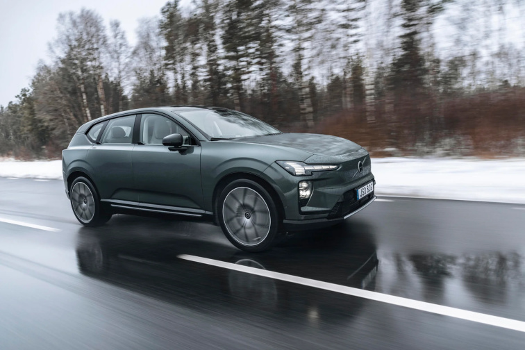 Volvo Cars navyšuje výrobu modelu EX60. V Česku jej představí březnová roadshow.