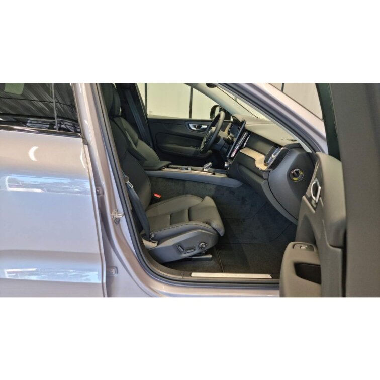 VOLVO XC60 B5 2.0L 250+14 HP AT8 AWD PLUS Dark (benzín) s01-55958