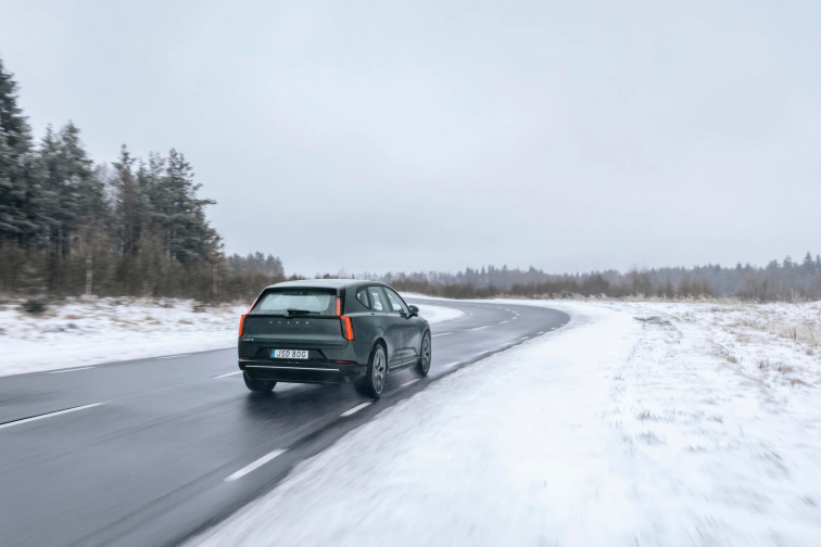 Volvo Cars navyšuje výrobu modelu EX60. V Česku jej představí březnová roadshow.