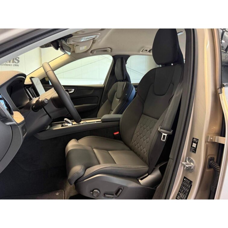 VOLVO XC60 B5 2.0L 250+14 HP AT8 AWD PLUS Dark (benzín) s01-55643