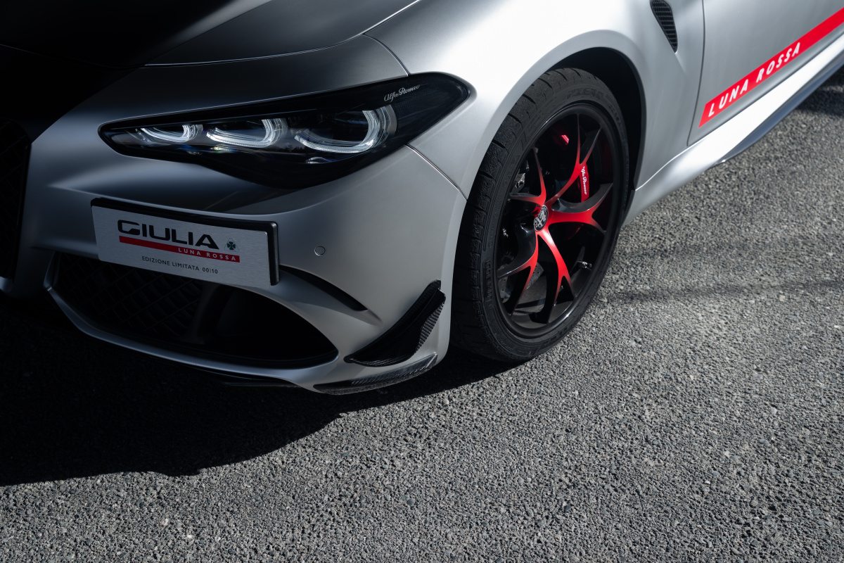 Giulia Quadrifoglio Luna Rossa na trati v Baloccu