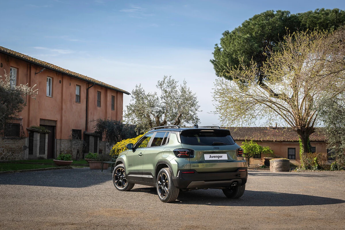 NOVÝ JEEP® AVENGER: evoluce kompaktního vyjádření svobody. Speciální edice 85th Anniversary