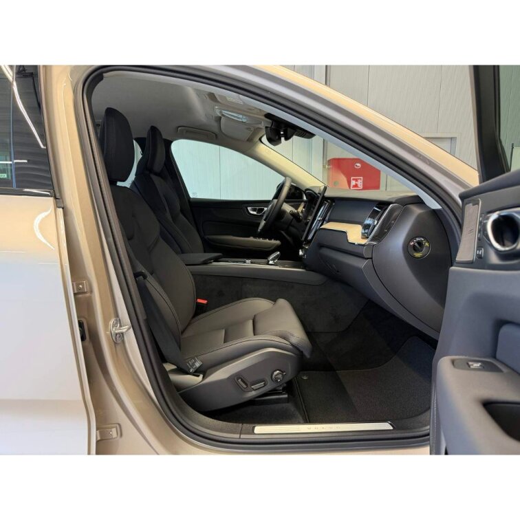 VOLVO XC60 B5 2.0L 250+14 HP AT8 AWD PLUS Dark (benzín) s01-55643