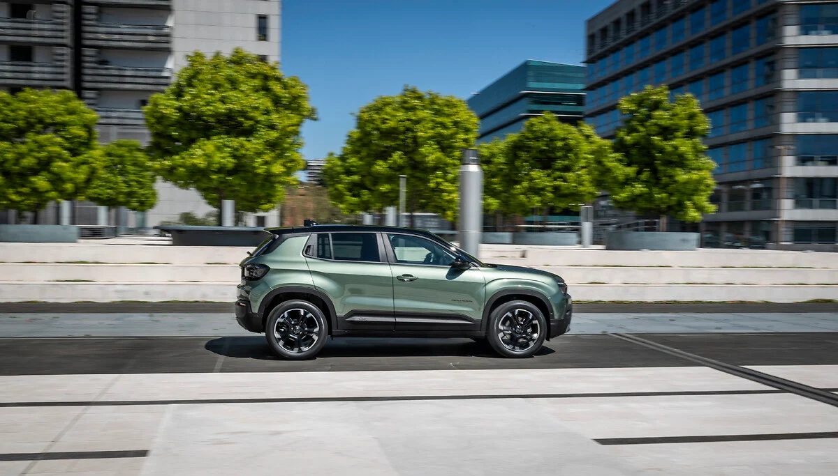 NOVÝ JEEP® AVENGER: evoluce kompaktního vyjádření svobody. Speciální edice 85th Anniversary
