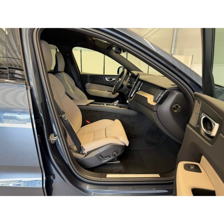 VOLVO XC60 B5 2.0L 250+14 HP AT8 AWD PLUS Dark (benzín) s01-55957