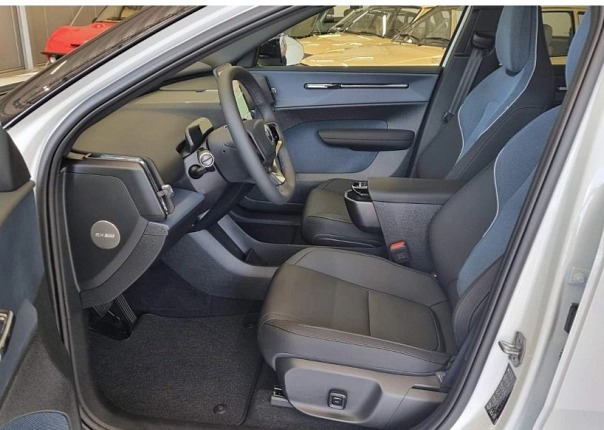 VOLVO EX30 Single Motor Ultra 272 HP Extended Range s01-54896